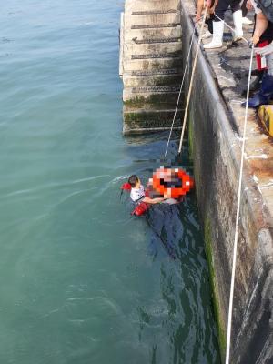 보령해경, 대천항 서방파제 앞 해상에서 물에 빠진 60대 남성 구조