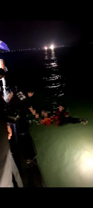 물 때 시간 몰라서” 보령해경, 갯바위에 고립된 관광객 2명 구조
