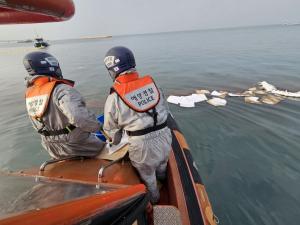 홍성 궁리항 인근 예인선 기름 유출...보령해경, 긴급방제 중